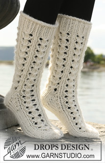 DROPS 109-48 - Long DROPS socks in ”Snow” with lace pattern.