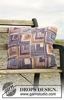 Domino Cushion / DROPS 109-59 - Kussen met Dominoruitjes van DROPS Fabel