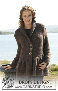 DROPS 110-12 - Saco DROPS en punto arroz y plisados en “Snow”.  Talla S – XXXL.