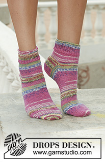 Lady Flamingo / DROPS 111-11 - Short DROPS socks in ”Fabel”.