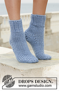 City Abyss / DROPS 112-18 - DROPS sockor med resår i ”Snow”.