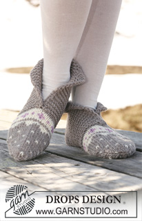 Highland Dew Slippers / DROPS 116-37 - Gestrickter DROPS Hausschuh mit Kraussrippen und farbigem Muster in ”Alaska”. 