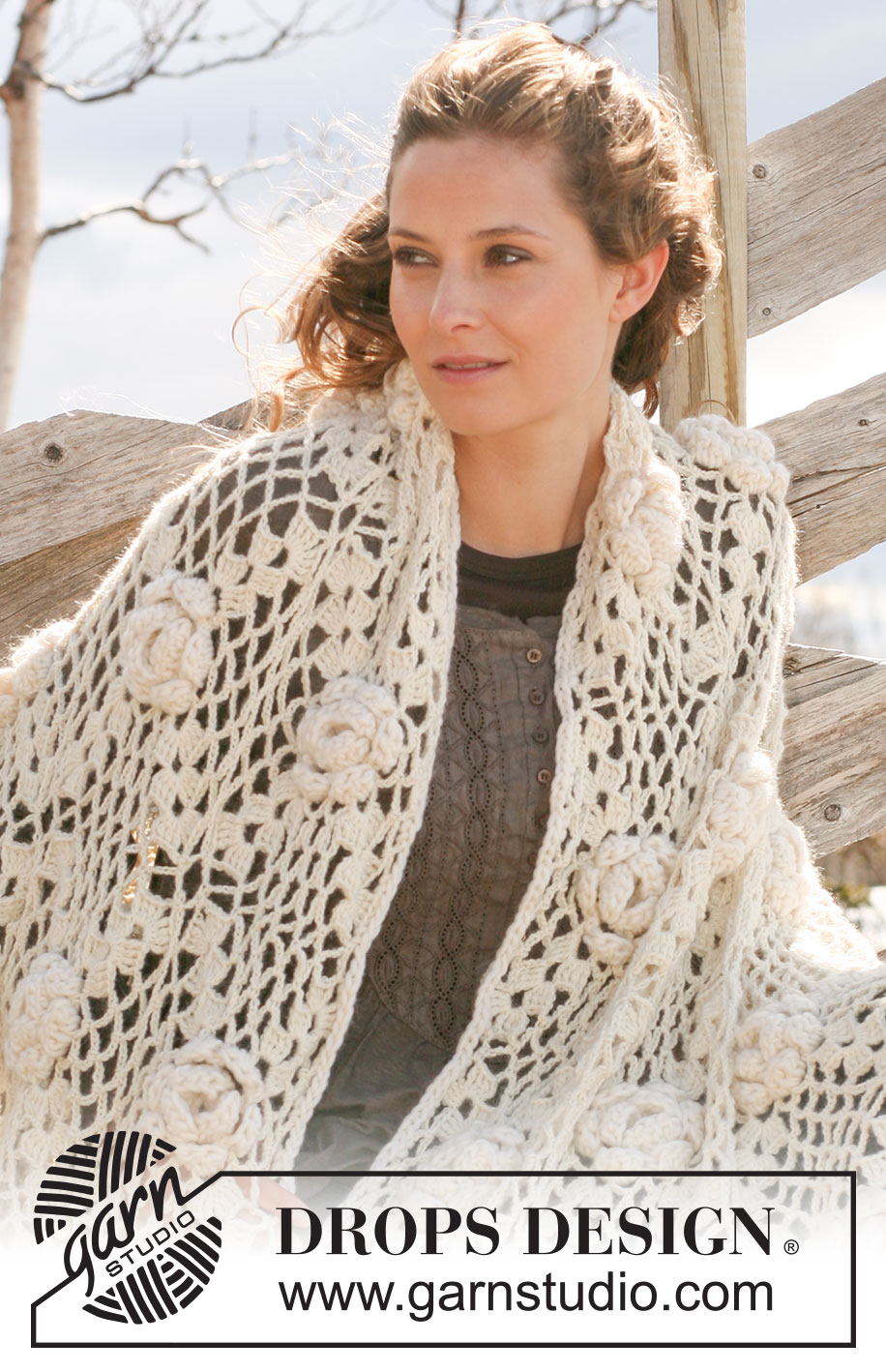Frost Rose / DROPS 117-52 - Crochet DROPS blanket in ”Classic Alpaca” or Puna
with rosettes in ”Snow”.