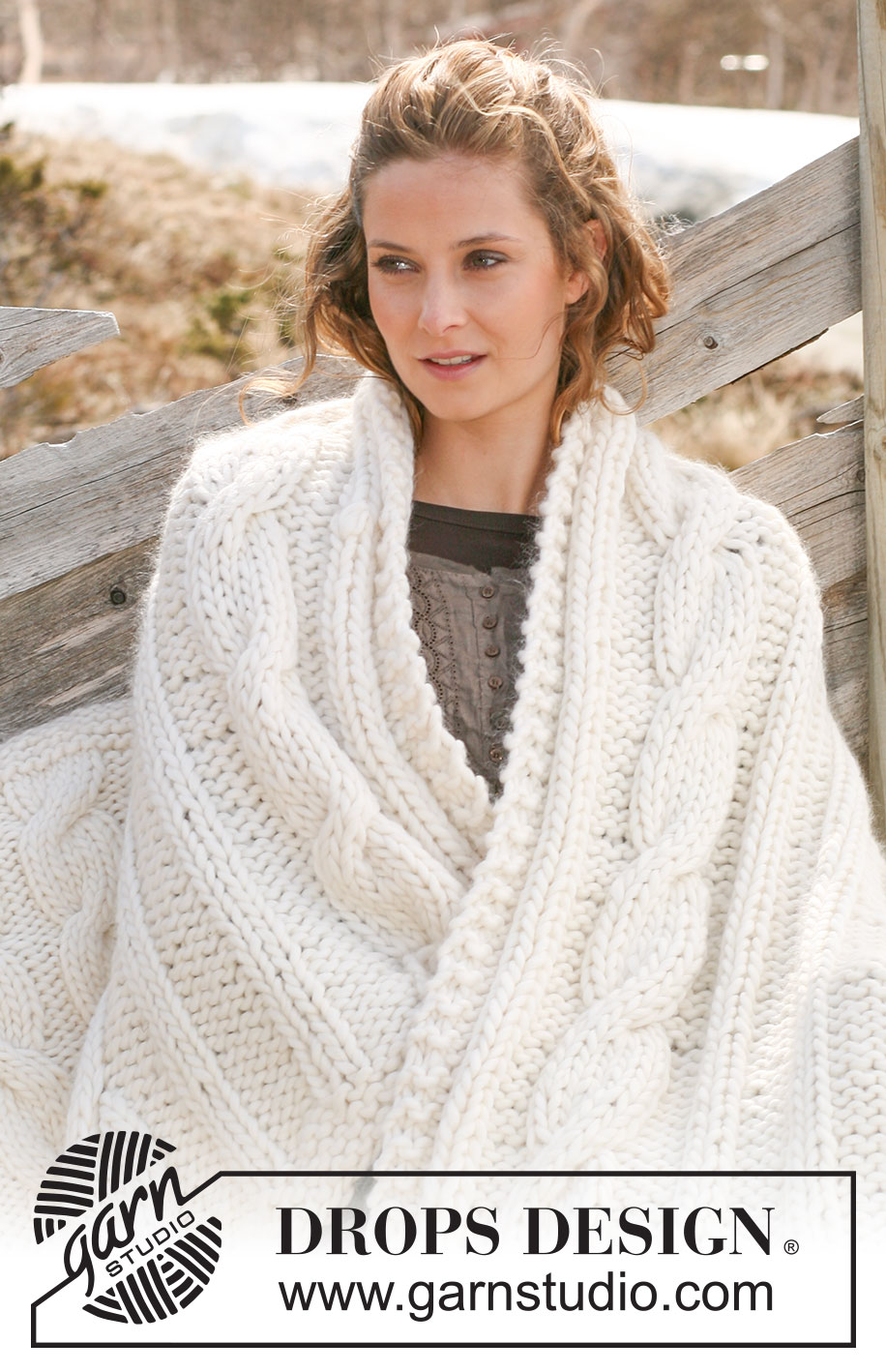 Cuddle Me / DROPS 117-55 - Knitted DROPS blanket in ”Polaris” with cables.