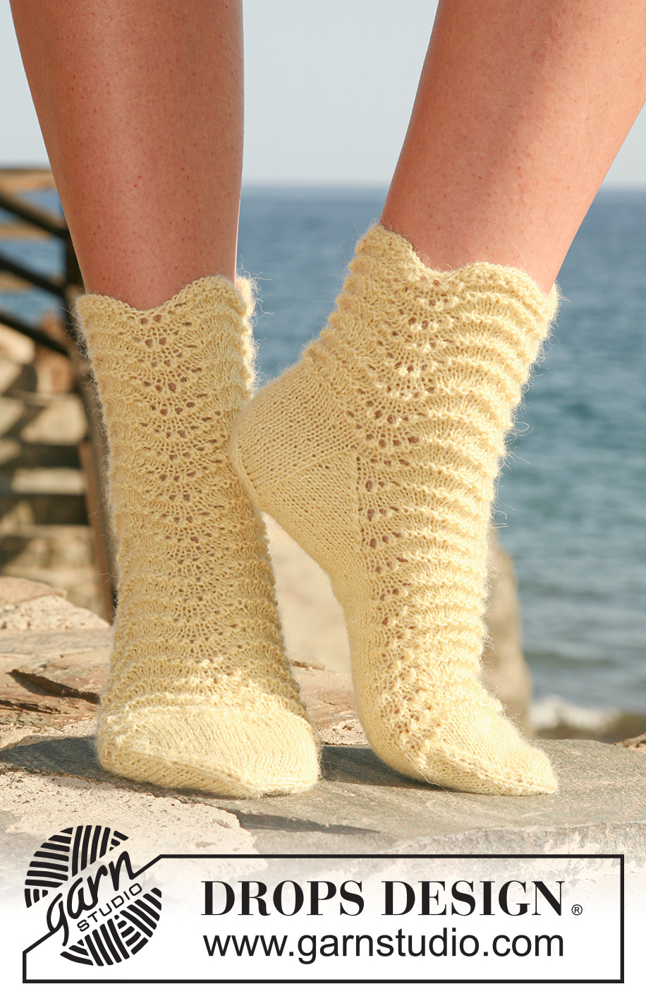 Sunny Waves / DROPS 118-31 - Strikkede DROPS sokker i ”Alpaca” med bølgemønster. Str 35 til 43.
