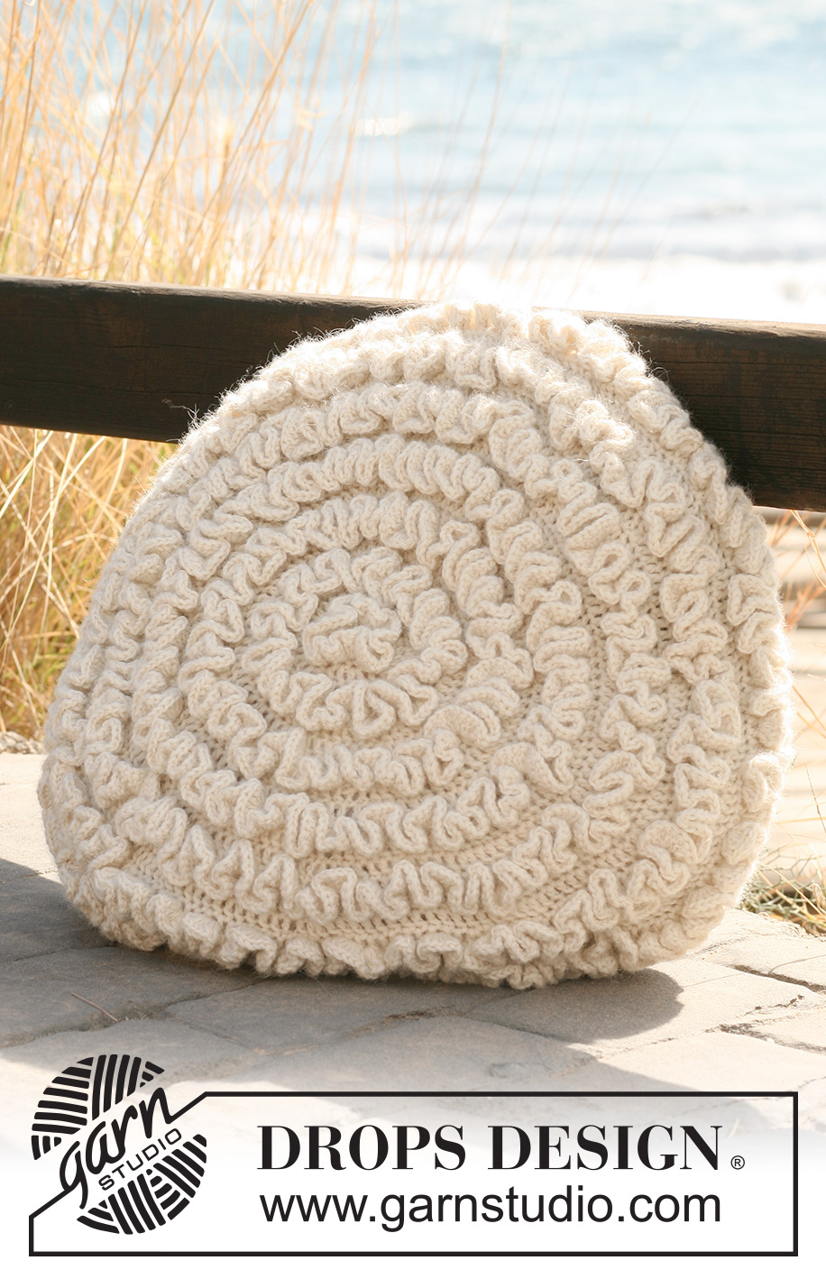 Circles / DROPS 118-43 - Gehaakte DROPS kussenhoes met ruches van 2 draden ”Alpaca”. 
