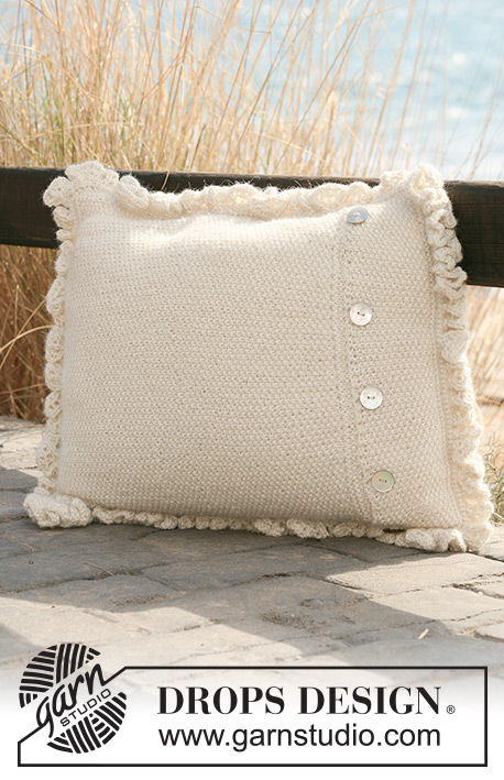 Snow Bunting / DROPS 118-44 - Gebreide DROPS kussenhoes met ruche rand van 2 draden ”Alpaca”. 
