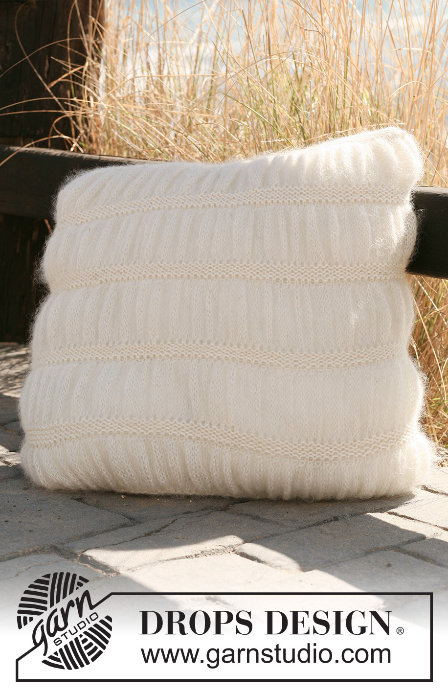 Nuage / DROPS 118-46 - Knitted DROPS cushion cover in ”Alpaca” and ”Vivaldi” or ”Alpaca” and ”Brushed Alpaca Silk”.