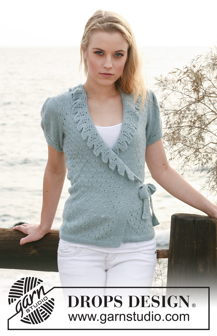 Queen of Ruffles / DROPS 119-23 - DROPS omslagsjakke i ”Alpaca” med blonde langs forstykkene og korte puffermer. 
Str: S til XXXL