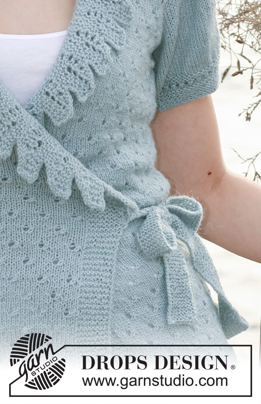 Queen of Ruffles / DROPS 119-23 - DROPS omslagsjakke i ”Alpaca” med blonde langs forstykkene og korte puffermer. 
Str: S til XXXL