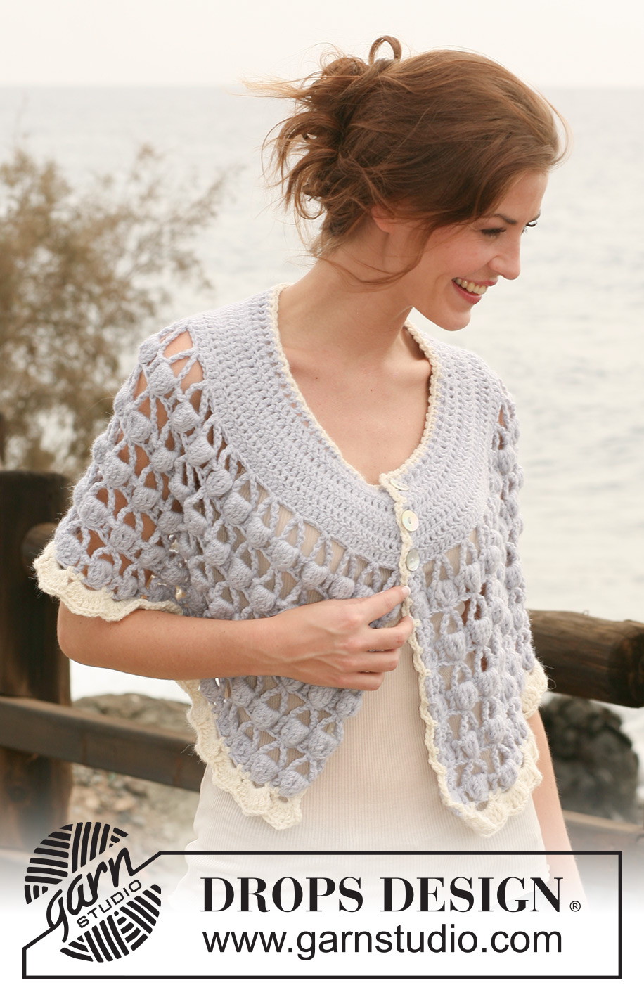 Strands of Pearls / DROPS 119-30 - Capa DROPS, en ganchillo / crochet, con patrón de motas en “Alpaca”. Talla: S/M-XXL/XXXL.