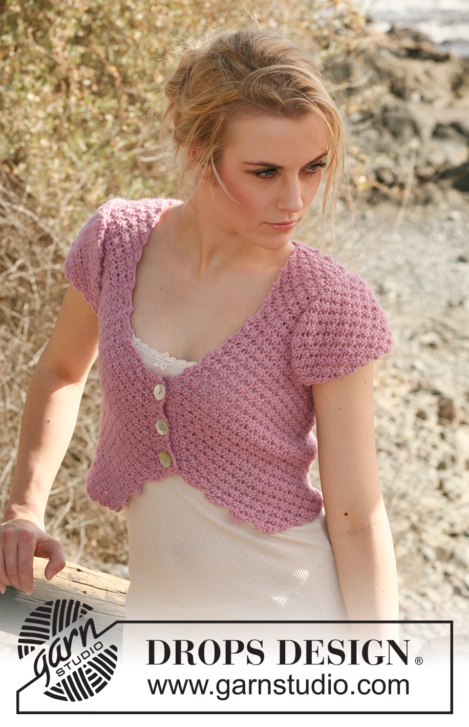 Miriam / DROPS 120-25 - Kurze DROPS Weste Brombeermuster in ”Alpaca”. Mit 2 Fäden gestrickt.  Grösse S - XXXL
DROPS design: Modell Nr. Z-484