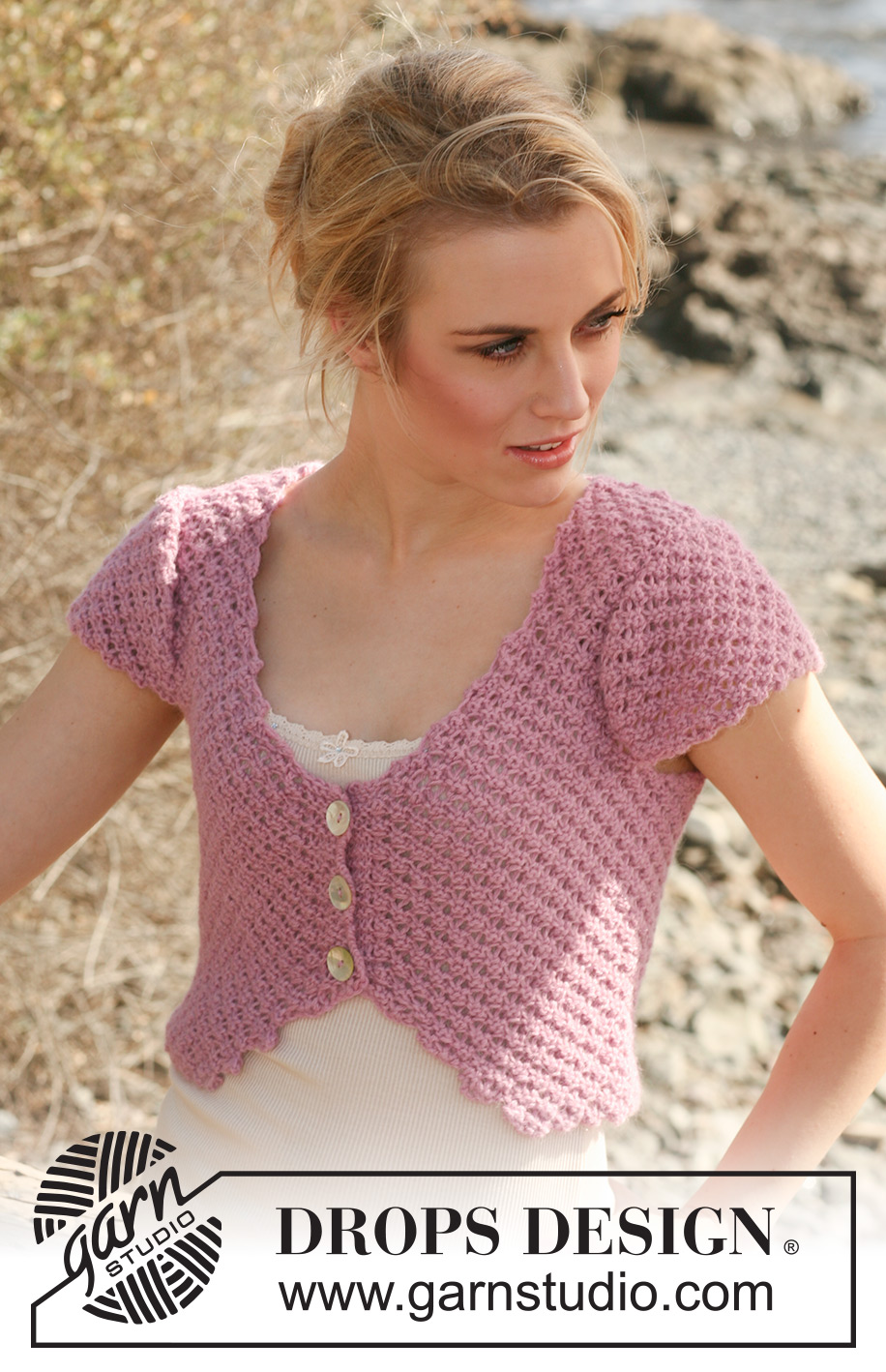 Miriam / DROPS 120-25 - Kurze DROPS Weste Brombeermuster in ”Alpaca”. Mit 2 Fäden gestrickt.  Grösse S - XXXL
DROPS design: Modell Nr. Z-484