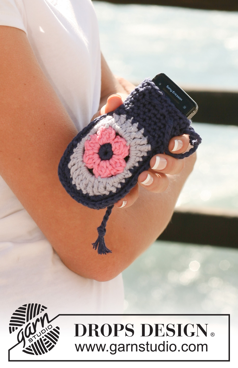 Flower Mix / DROPS 120-7 - DROPS bag and mobile phone pocket in ”Paris” with crochet squares. 