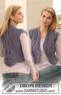 Vest Divine / DROPS 121-10 - Chaleco de punto DROPS con torsadas / trenzas en “Snow”. Talla S/M – XXL/XXXL.
Diseño DROPS: Patrón No. EE-321
