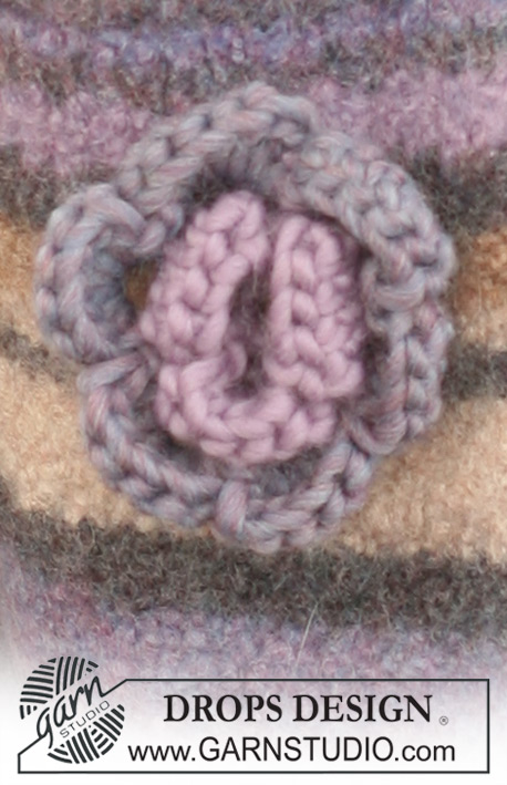 Berry Stripes / DROPS 124-10 - Bolso fieltrado DROPS en “Snow”, con franjas y rosa en ganchillo.