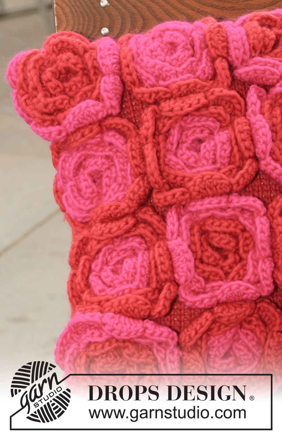 Dream of Roses / DROPS 124-6 - DROPS cushion cover with crochet flowers in ”Snow”.