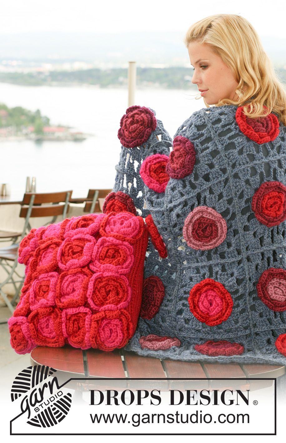 Dream of Roses / DROPS 124-6 - DROPS cushion cover with crochet flowers in ”Snow”.