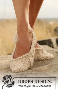 Step by Step / DROPS 127-35 - Chaussons DROPS avec des torsades simples, en ”Nepal”. 