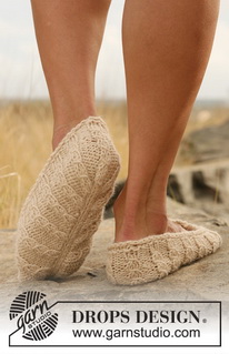 Step by Step / DROPS 127-35 - Chaussons DROPS avec des torsades simples, en ”Nepal”. 