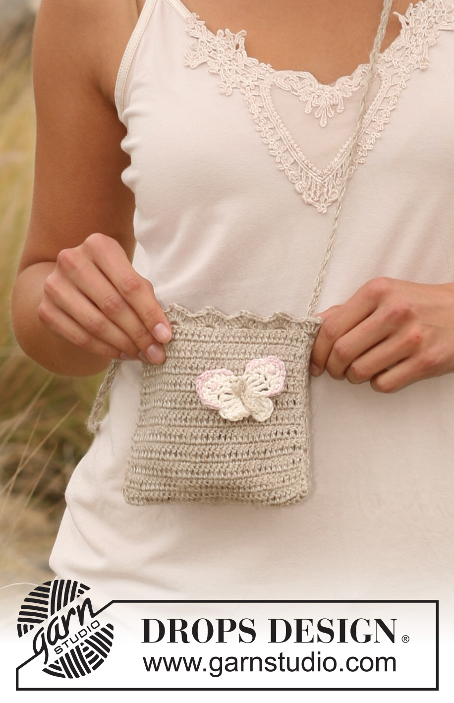 Fans and Wings / DROPS 129-4 - Crochet DROPS bag in Lin with butterfly in Muskat.