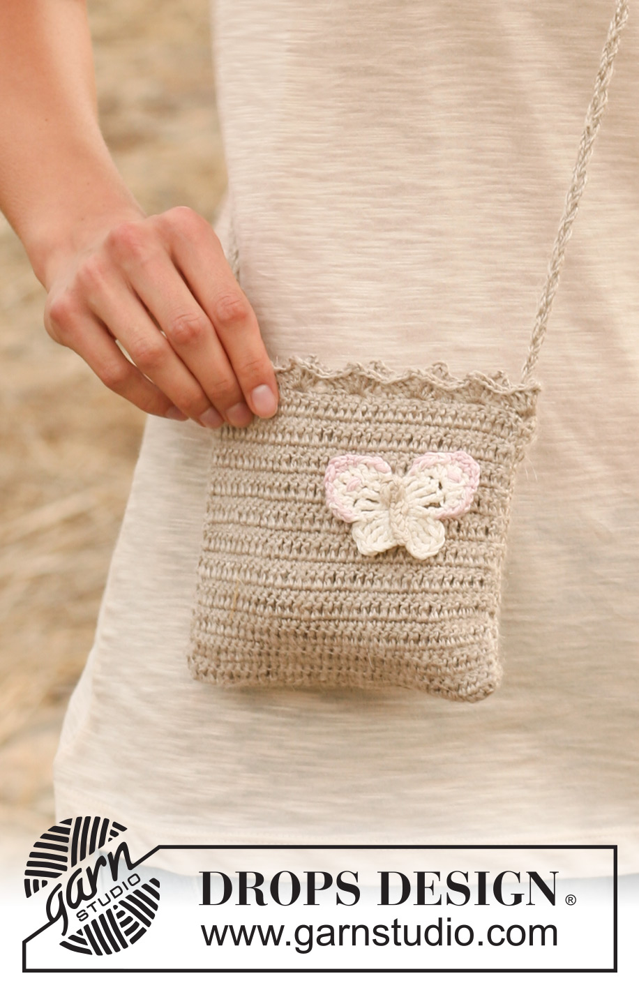 Fans and Wings / DROPS 129-4 - Crochet DROPS bag in Lin with butterfly in Muskat.