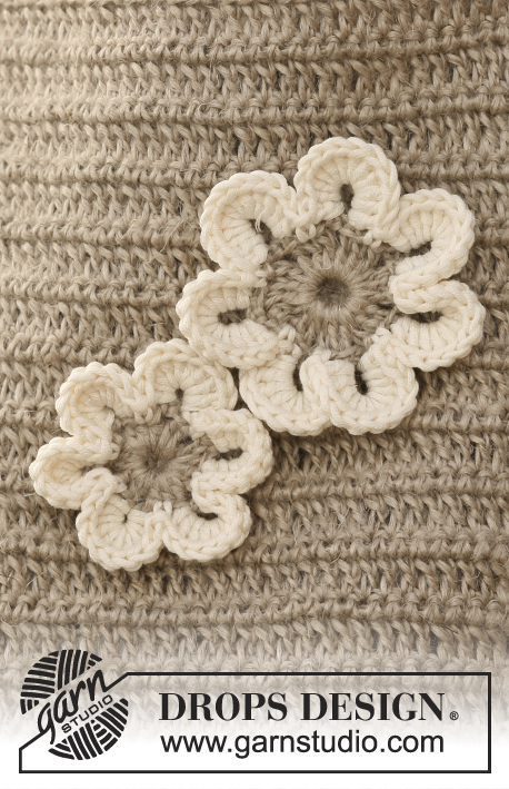 Lazy Daisies / DROPS 129-6 - Crochet DROPS bag in Lin with flower in Lin and Muskat.