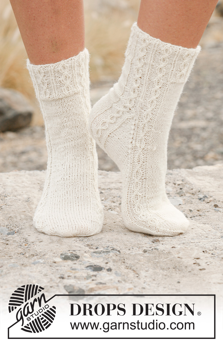 Traveller's Joy / DROPS 130-18 - Gestrickte DROPS Socken mit Zöpfen in ”Fabel”.