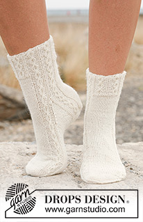 Traveller's Joy / DROPS 130-18 - Gestrickte DROPS Socken mit Zöpfen in ”Fabel”.