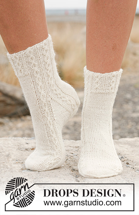 Traveller's Joy / DROPS 130-18 - Gestrickte DROPS Socken mit Zöpfen in ”Fabel”.