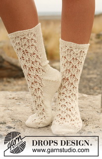 Dainty Diamonds / DROPS 130-19 - Knitted DROPS socks with lace pattern in Fabel. 