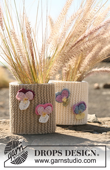 Playful Pots / DROPS 130-35 - Knitted DROPS flowerpot decoration in Ice with crochet flowers in “Muskat”.