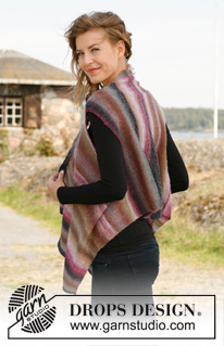 Extravaganza / DROPS 132-29 - Chaleco DROPS de punto, tejido lateralmente con orilla de torsada / trenza en “Delight”. Talla: S – XXXL.
