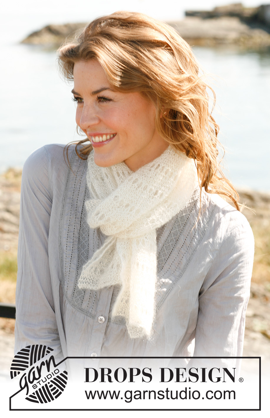 Touch of Silk / DROPS 133-29 - Gebreide DROPS sjaal in ribbelst met gaatjes van ”Kid-Silk”.   