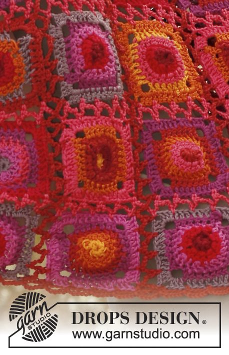 Firenza / DROPS 136-12 - Gehaakte DROPS omslagdoek met oma vierkantjes van ”Muskat”.
