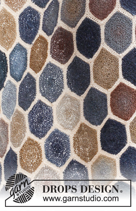 Mosaic Fantasy / DROPS 136-32 - Rillestrikket DROPS teppe med sekskanter i “Delight” og “BabyAlpaca Silk”