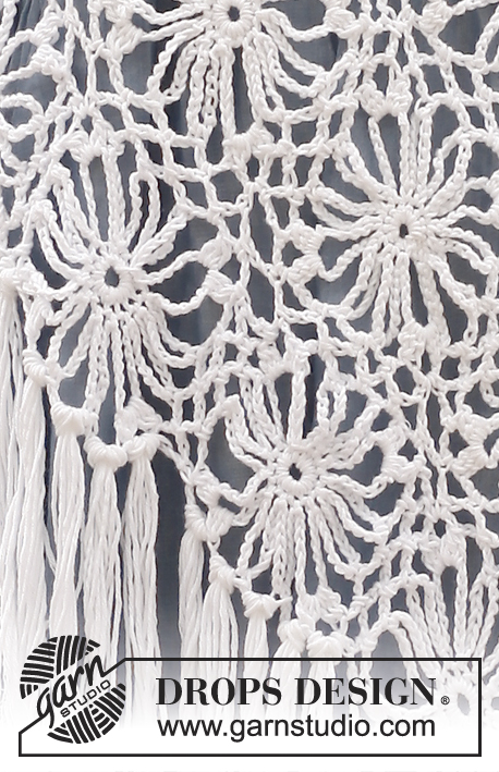 Lily of the Valley / DROPS 137-16 - Virkad DROPS poncho i ”Safran” med rutor. Stl S – XXXL