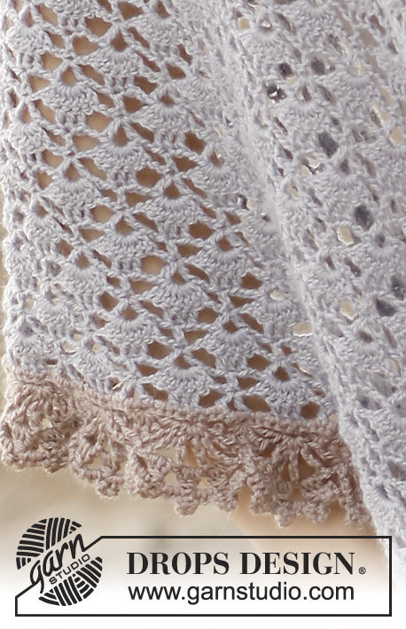 Tranquility / DROPS 137-29 - Gehäkeltes DROPS Dreiecktuch in ”BabyAlpaca Silk”.
