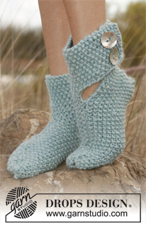 Pixie / DROPS 138-26 - Knitted DROPS slippers in seed st in Snow. 