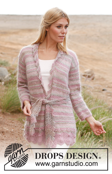 Emilia / DROPS 138-31 - Raidallinen DROPS pitsineulejakku vyöllä ”Fabel”-, ”Alpaca”- ja ”Kid-Silk” -langoista. Koot S-XXXL.