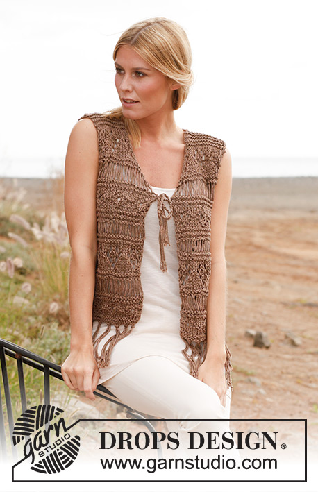 Claudia / DROPS 139-23 - Chaleco DROPS tejido con patrón para realzar textura, punto vainilla y flecos en “Bomull-Lin” y “Cotton Viscose”. Talla: S – XXXL.