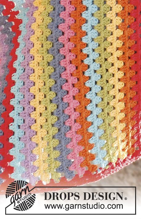 Rainbow's End / DROPS 139-40 - Gehäkelte Regenbogen - Decke mit Stäbchengruppen in DROPS Paris.