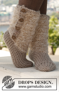 Moscow / DROPS 142-25 - Knitted DROPS slippers in 2 threads in Symphony or Melody and Snow.