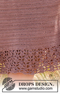 Purple Crocus / DROPS 146-23 - Vestito DROPS lavorato all’uncinetto con motivo a pizzo sulla parte in basso e bottoni a lato in Muskat. Taglie: S-XXXL.
