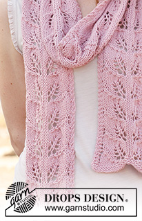 Honey rose / DROPS 146-27 - Knitted DROPS scarf with lace pattern in ”Big Merino”.