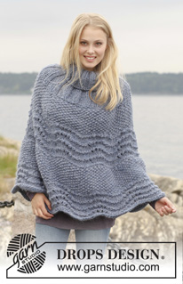 Ronja / DROPS 149-5 - Strikket DROPS poncho i ”Snow” med bølgemønster og perlestrikk. Str S - XXXL.