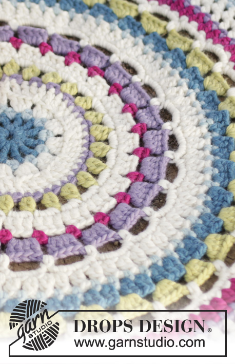 Color Wheel / DROPS 162-43 - Crochet DROPS carpet with stripe pattern in 2 strands Snow.