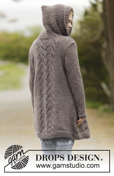 Into The Woods / DROPS 164-1 - Chaqueta DROPS en punto musgo, punto de arroz doble y patrón de calados, con capucha, en “Snow”. Talla: S – XXXL.