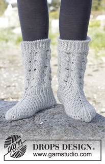 Snowdrift Socks / DROPS 166-33 - Crochet DROPS slippers with cables in Nepal.