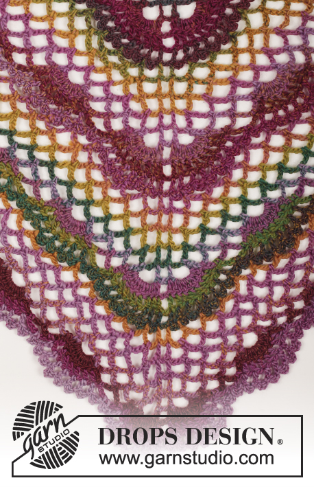 Summer Fling / DROPS 167-20 - Crochet DROPS shawl with fan pattern and ch-spaces in ”Delight”.